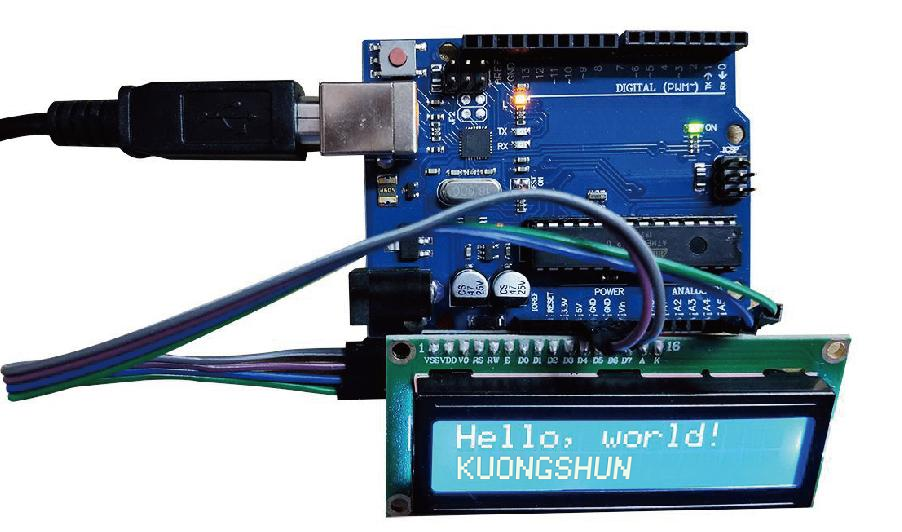 Display LCD 16x2 exibindo texto alfanumérico com backlight aceso
