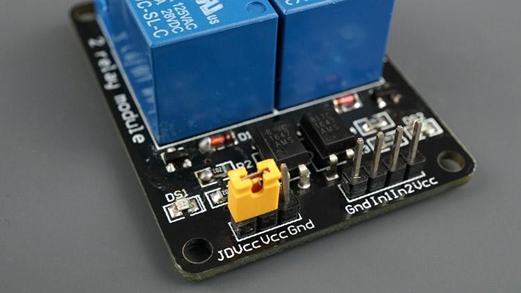 Circuito de isolamento óptico com optoacoplador e barreira de proteção