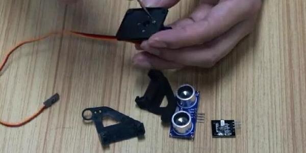 Passo 3.1: Montagem do servomotor SG90 e fixação do sensor ultrassônico HC-SR04 com abraçadeiras plásticas