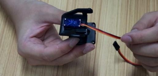 Passo 3.2: Fixação da base do suporte do servomotor na parte frontal da placa acrílica superior