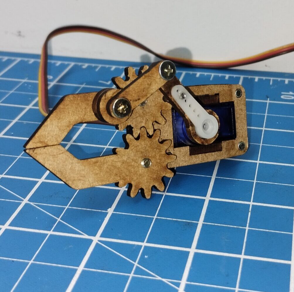 Garra montada e fechada com micro servo acoplado