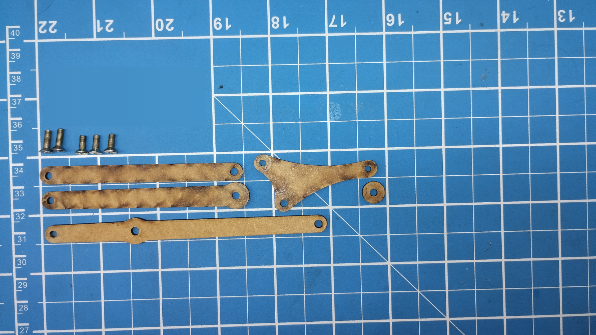 Peças do antebraço e articulação triangular do meArm