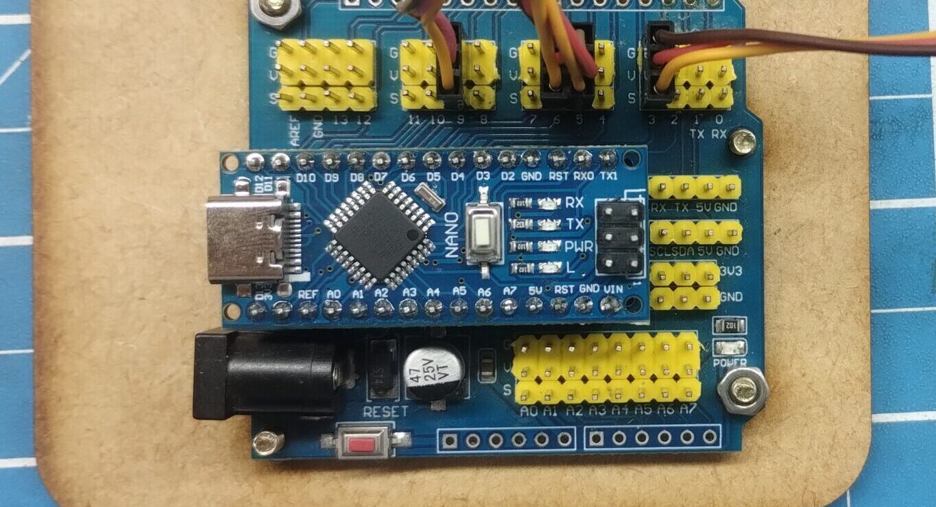 Sensor Shield montado com conexões dos servomotores